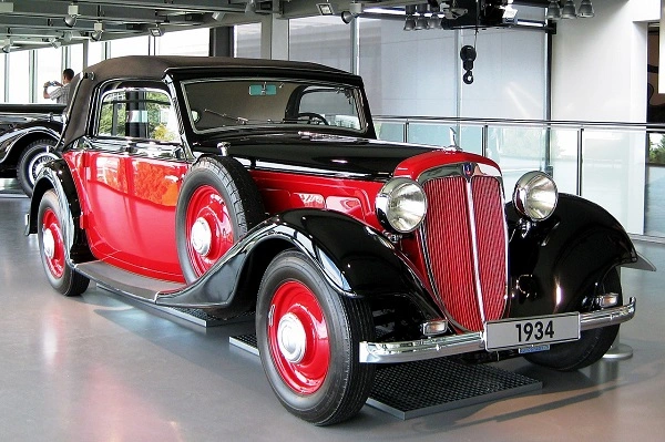 Az első Audi front